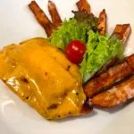 Kurací steak zapečený slaninou - cheddarom