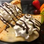 Palacinky s domácim džemom so šlahačkou a topingom