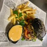 Sepia Burger s hranolkami a cheddar omáčkou